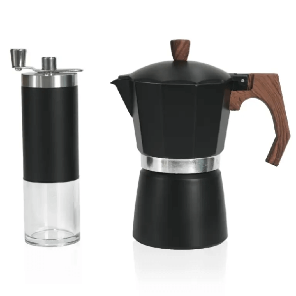 סט קפה הכולל מקינטה שחורה 300 מ"ל עם ידית בגימור עץ ומטחנת קפה ידנית תואמת, על רקע לבן.